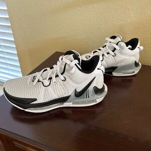 Men’s Nike LeBron witness VII TB basketball shoes. Like new